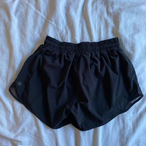 LULULEMON BLACK HOTTY HOT SHORTS LR